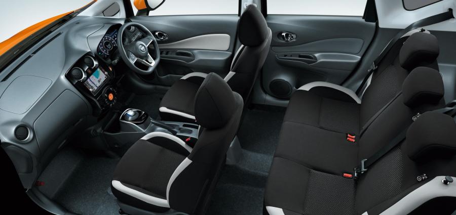 Интерьер Nissan Note e-POWER (E12) 2016 года  (JP) (фото 2 из 13)